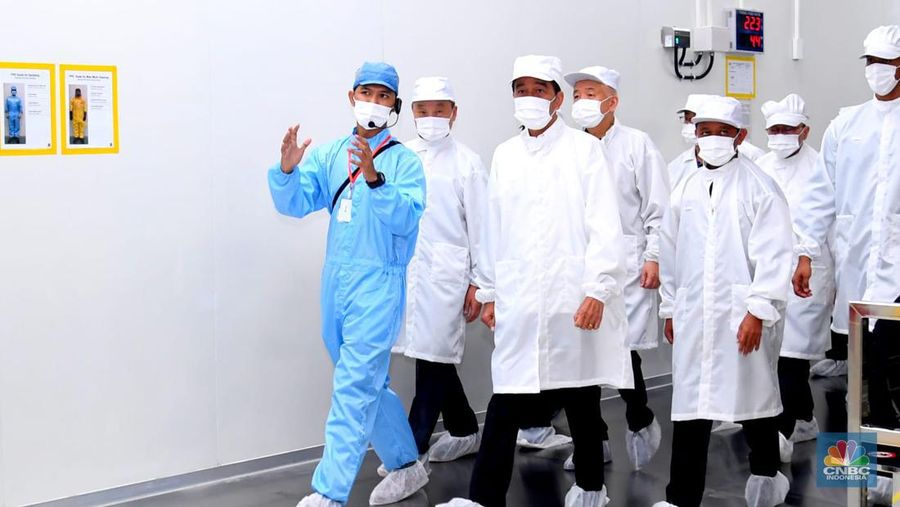 Presiden Joko Widodo meninjau pabrik baterai mobil listrik pertama dan dan terbesar di Asia Tenggara milik RI. Ia menyebut pabrik milik PT Hyundai LG Industry (HLI) Green Power di Kabupaten Karawang, Jawa Barat ini mulai produksi pada tahun depan. (CNBC Indonesia/Emir Yanwardhana)