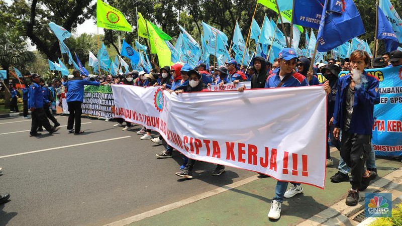 Ratusan massa buruh dari Jabodetabek, Purwakarta, Karawang, Cimahi, Bandung, Jawa Barat, hingga Jawa Timur yang tergabung dalam Konfederasi Serikat Pekerja Seluruh Indonesia (KSPSI) melakukan longmarch di Jakarta, Kamis (14/9/2023). (CNBC Inconesia/Muhammad Sabki)
