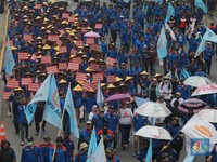 Penampakan Buruh Mulai Ramai-Ramai Kuasai Jalanan Thamrin