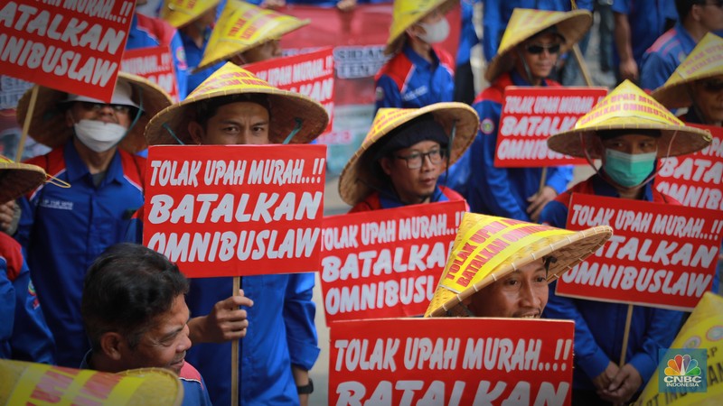 Ratusan massa buruh dari Jabodetabek, Purwakarta, Karawang, Cimahi, Bandung, Jawa Barat, hingga Jawa Timur yang tergabung dalam Konfederasi Serikat Pekerja Seluruh Indonesia (KSPSI) melakukan longmarch di Jakarta, Kamis (14/9/2023). (CNBC Inconesia/Muhammad Sabki) Ratusan massa buruh dari Jabodetabek, Purwakarta, Karawang, Cimahi, Bandung, Jawa Barat, hingga Jawa Timur yang tergabung dalam Konfederasi Serikat Pekerja Seluruh Indonesia (KSPSI) melakukan longmarch di Jakarta, Kamis (14/9/2023). (CNBC Inconesia/Muhammad Sabki)