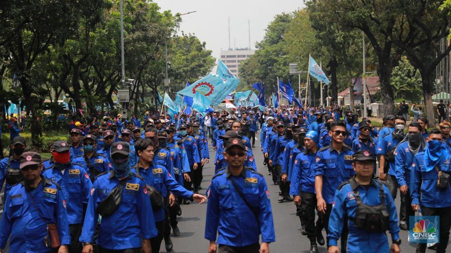 Ratusan massa buruh dari Jabodetabek, Purwakarta, Karawang, Cimahi, Bandung, Jawa Barat, hingga Jawa Timur yang tergabung dalam Konfederasi Serikat Pekerja Seluruh Indonesia (KSPSI) melakukan longmarch di Jakarta, Kamis (14/9/2023). (CNBC Inconesia/Muhammad Sabki)
