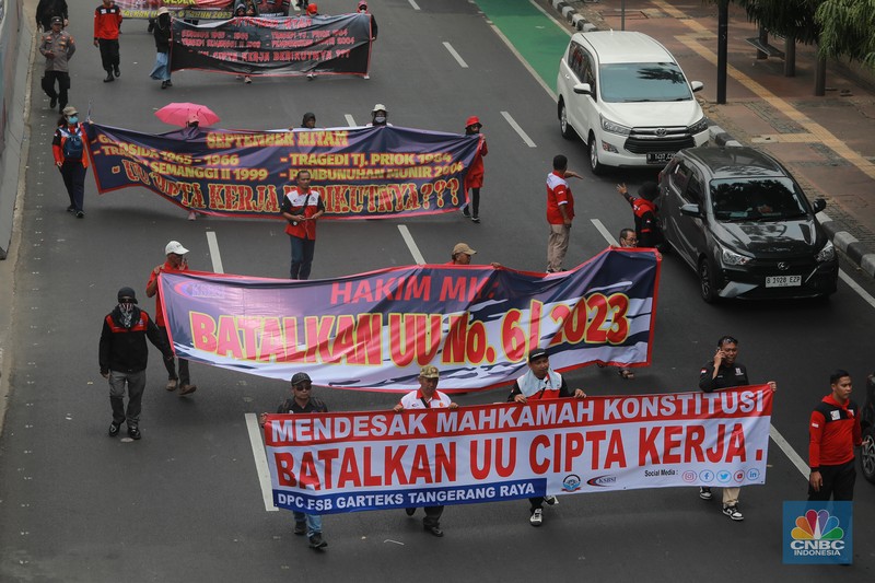 Ratusan massa buruh dari Jabodetabek, Purwakarta, Karawang, Cimahi, Bandung, Jawa Barat, hingga Jawa Timur yang tergabung dalam Konfederasi Serikat Pekerja Seluruh Indonesia (KSPSI) melakukan longmarch di Jakarta, Kamis (14/9/2023). (CNBC Inconesia/Muhammad Sabki) Ratusan massa buruh dari Jabodetabek, Purwakarta, Karawang, Cimahi, Bandung, Jawa Barat, hingga Jawa Timur yang tergabung dalam Konfederasi Serikat Pekerja Seluruh Indonesia (KSPSI) melakukan longmarch di Jakarta, Kamis (14/9/2023). (CNBC Inconesia/Muhammad Sabki)