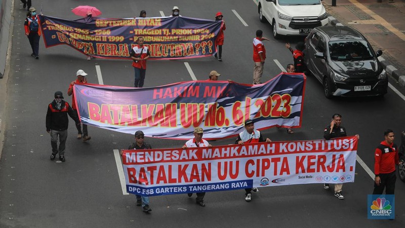 Ratusan massa buruh dari Jabodetabek, Purwakarta, Karawang, Cimahi, Bandung, Jawa Barat, hingga Jawa Timur yang tergabung dalam Konfederasi Serikat Pekerja Seluruh Indonesia (KSPSI) melakukan longmarch di Jakarta, Kamis (14/9/2023). (CNBC Inconesia/Muhammad Sabki)