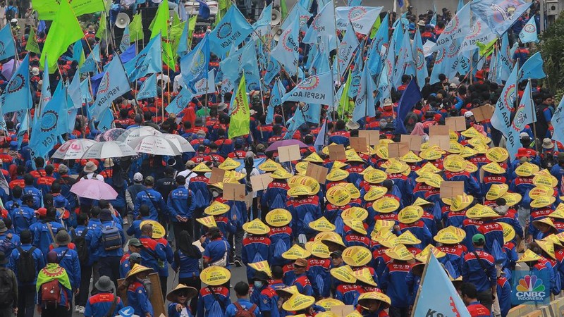 Ratusan massa buruh dari Jabodetabek, Purwakarta, Karawang, Cimahi, Bandung, Jawa Barat, hingga Jawa Timur yang tergabung dalam Konfederasi Serikat Pekerja Seluruh Indonesia (KSPSI) melakukan longmarch di Jakarta, Kamis (14/9/2023). (CNBC Inconesia/Muhammad Sabki)