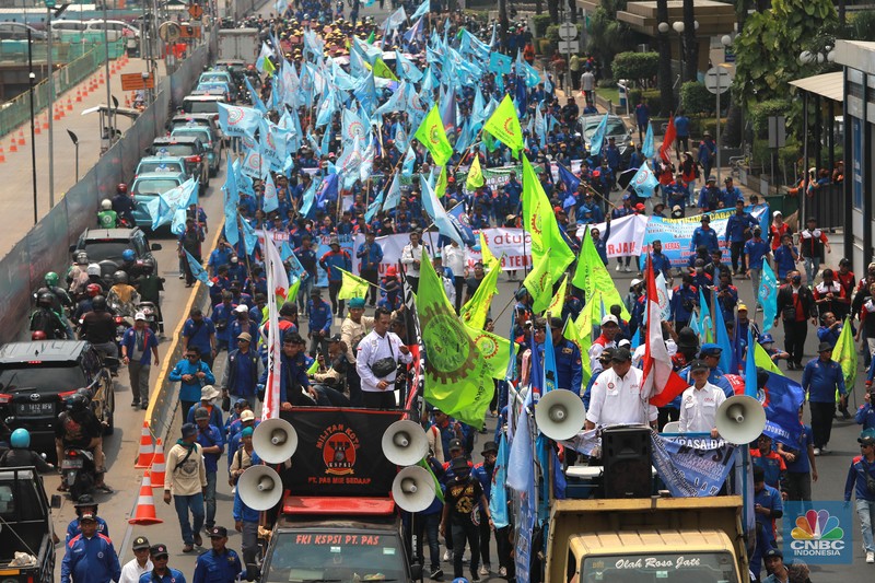 Ratusan massa buruh dari Jabodetabek, Purwakarta, Karawang, Cimahi, Bandung, Jawa Barat, hingga Jawa Timur yang tergabung dalam Konfederasi Serikat Pekerja Seluruh Indonesia (KSPSI) melakukan longmarch di Jakarta, Kamis (14/9/2023). (CNBC Inconesia/Muhammad Sabki) Ratusan massa buruh dari Jabodetabek, Purwakarta, Karawang, Cimahi, Bandung, Jawa Barat, hingga Jawa Timur yang tergabung dalam Konfederasi Serikat Pekerja Seluruh Indonesia (KSPSI) melakukan longmarch di Jakarta, Kamis (14/9/2023). (CNBC Inconesia/Muhammad Sabki)