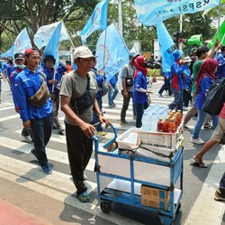 Demo Buruh di Patung Kuda Bubar, Akses Jalan Kembali Dibuka