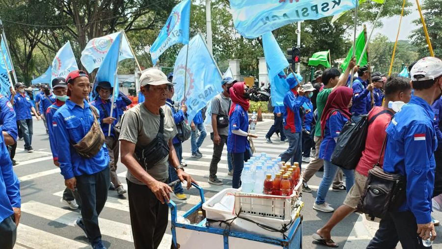 Ratusan massa buruh menggelar aksi demonstrasi di kawasan MH Thamrin Sarinah, Jakarta, Kamis (14/9/2023). (Dok. Detikcom/Samuel Gading)