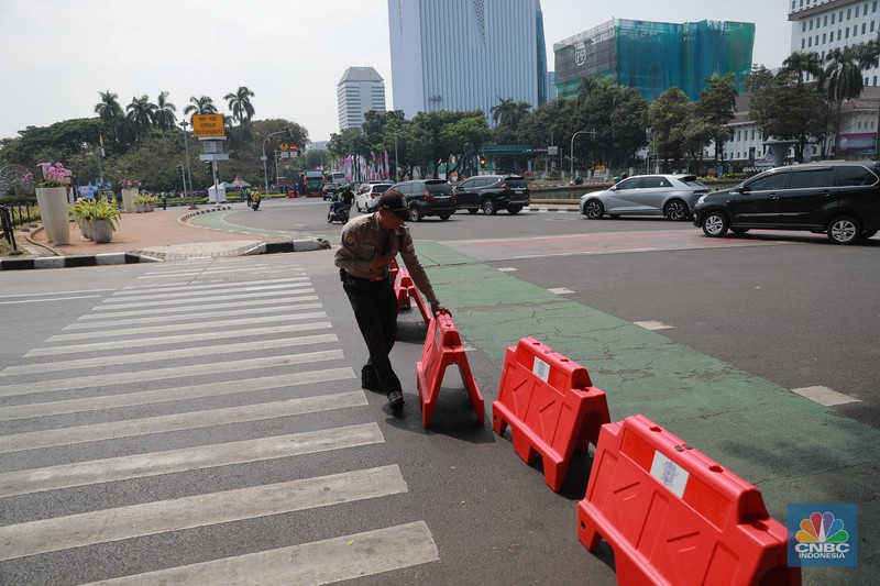 Rekayasa lalu lintas di kawasan Patung Kuda Jakarta, Kamis (14/9/2023). (CNBC Indonesia/Muhammad Sabki)