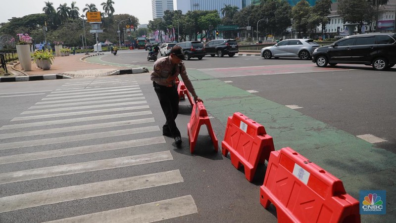 Rekayasa lalu lintas di kawasan Patung Kuda Jakarta, Kamis (14/9/2023). (CNBC Indonesia/Muhammad Sabki)