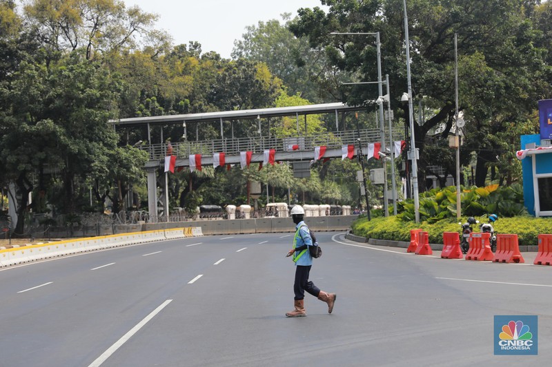Rekayasa lalu lintas di kawasan Patung Kuda Jakarta, Kamis (14/9/2023). (CNBC Indonesia/Muhammad Sabki) Rekayasa lalu lintas di kawasan Patung Kuda Jakarta, Kamis (14/9/2023). (CNBC Indonesia/Muhammad Sabki)