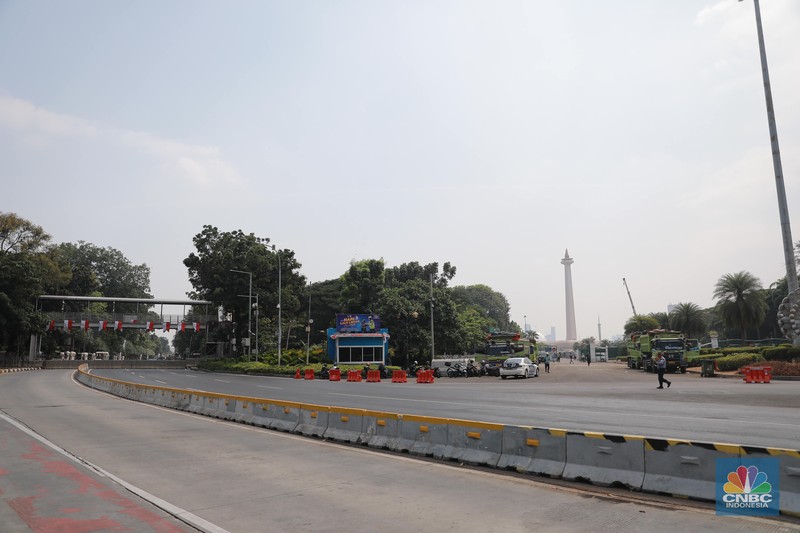 Rekayasa lalu lintas di kawasan Patung Kuda Jakarta, Kamis (14/9/2023). (CNBC Indonesia/Muhammad Sabki)