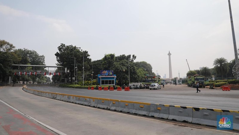 Rekayasa lalu lintas di kawasan Patung Kuda Jakarta, Kamis (14/9/2023). (CNBC Indonesia/Muhammad Sabki)