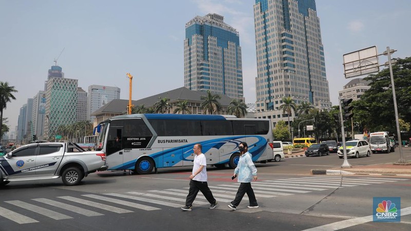 Rekayasa lalu lintas di kawasan Patung Kuda Jakarta, Kamis (14/9/2023). (CNBC Indonesia/Muhammad Sabki)