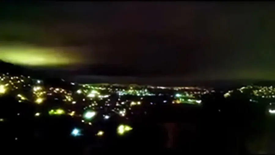 Sebuah cahaya misterius nampak dari sebuah rekaman video saat gempa mengguncang Maroko. (Dok. CNN Internasional)