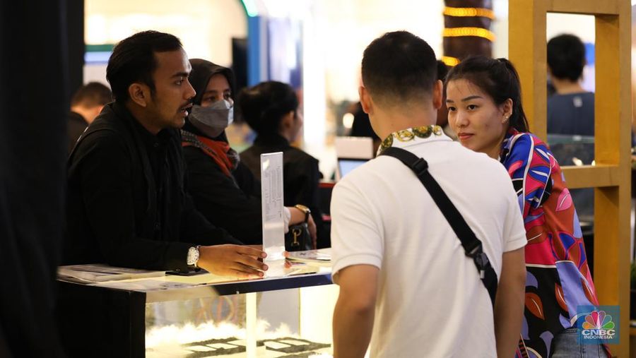 Suasana booth Antam di acara Investment Expo 2023 di Central Park Mall, Jakarta, Kamis (14/9/2023). (CNBC Indonesia/Tri Susilo)