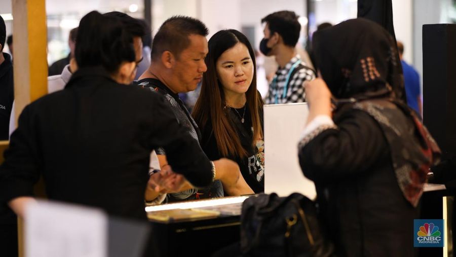 Suasana booth Antam di acara Investment Expo 2023 di Central Park Mall, Jakarta, Kamis (14/9/2023). (CNBC Indonesia/Tri Susilo)