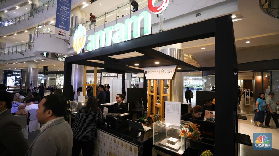 Suasana booth Antam di acara Investment Expo 2023 di Central Park Mall, Jakarta, Kamis (14/9/2023). (CNBC Indonesia/Tri Susilo)