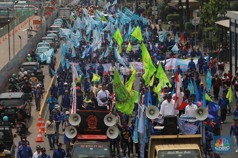 Suasana kendaraan tersendat saat aksi longmarch ratusan massa buruh di kawasan MH THamrin Sarinah, Jakarta, Kamis (4/9/2023). CNBC Indonesia/Muhammad Sabki) Suasana kendaraan tersendat saat aksi longmarch ratusan massa buruh di kawasan MH THamrin Sarinah, Jakarta, Kamis (4/9/2023). CNBC Indonesia/Muhammad Sabki)
