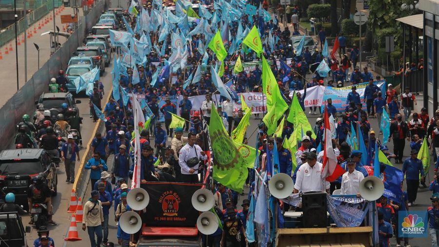 Suasana kendaraan tersendat saat aksi longmarch ratusan massa buruh di kawasan MH THamrin Sarinah, Jakarta, Kamis (4/9/2023). CNBC Indonesia/Muhammad Sabki)