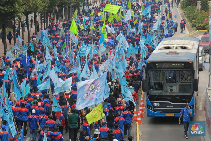 Suasana kendaraan tersendat saat aksi longmarch ratusan massa buruh di kawasan MH THamrin Sarinah, Jakarta, Kamis (4/9/2023). CNBC Indonesia/Muhammad Sabki) Suasana kendaraan tersendat saat aksi longmarch ratusan massa buruh di kawasan MH THamrin Sarinah, Jakarta, Kamis (4/9/2023). CNBC Indonesia/Muhammad Sabki)