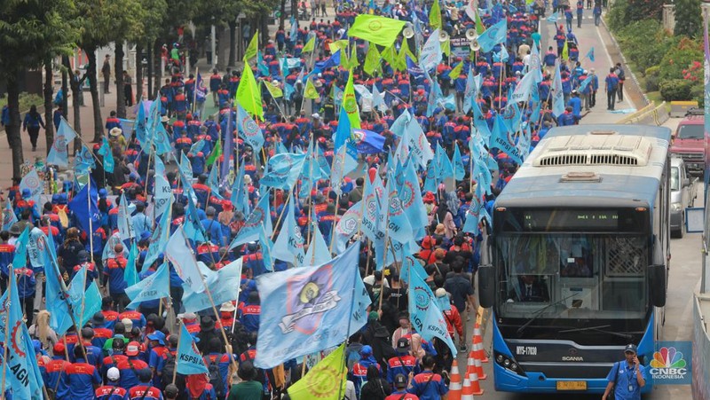 Suasana kendaraan tersendat saat aksi longmarch ratusan massa buruh di kawasan MH THamrin Sarinah, Jakarta, Kamis (4/9/2023). CNBC Indonesia/Muhammad Sabki)