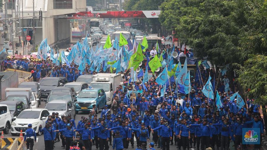 Suasana kendaraan tersendat saat aksi longmarch ratusan massa buruh di kawasan MH THamrin Sarinah, Jakarta, Kamis (4/9/2023). CNBC Indonesia/Muhammad Sabki)