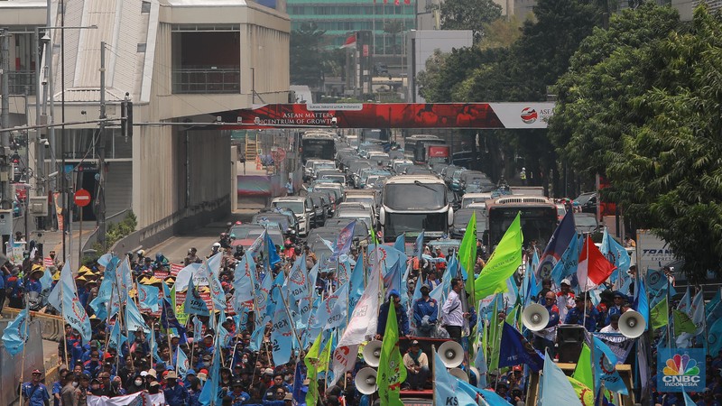 Suasana kendaraan tersendat saat aksi longmarch ratusan massa buruh di kawasan MH THamrin Sarinah, Jakarta, Kamis (4/9/2023). CNBC Indonesia/Muhammad Sabki) Suasana kendaraan tersendat saat aksi longmarch ratusan massa buruh di kawasan MH THamrin Sarinah, Jakarta, Kamis (4/9/2023). CNBC Indonesia/Muhammad Sabki)