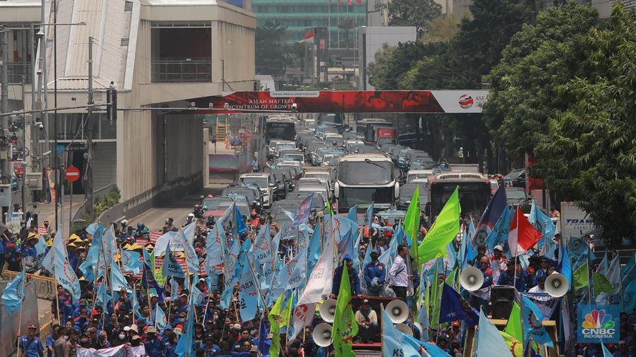 Suasana kendaraan tersendat saat aksi longmarch ratusan massa buruh di kawasan MH THamrin Sarinah, Jakarta, Kamis (4/9/2023). CNBC Indonesia/Muhammad Sabki)