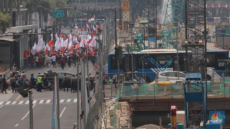 Suasana kendaraan tersendat saat aksi longmarch ratusan massa buruh di kawasan MH THamrin Sarinah, Jakarta, Kamis (4/9/2023). CNBC Indonesia/Muhammad Sabki) Suasana kendaraan tersendat saat aksi longmarch ratusan massa buruh di kawasan MH THamrin Sarinah, Jakarta, Kamis (4/9/2023). CNBC Indonesia/Muhammad Sabki)