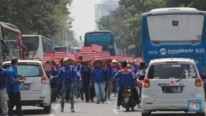 Suasana kendaraan tersendat saat aksi longmarch ratusan massa buruh di kawasan MH THamrin Sarinah, Jakarta, Kamis (4/9/2023). CNBC Indonesia/Muhammad Sabki) Suasana kendaraan tersendat saat aksi longmarch ratusan massa buruh di kawasan MH THamrin Sarinah, Jakarta, Kamis (4/9/2023). CNBC Indonesia/Muhammad Sabki)