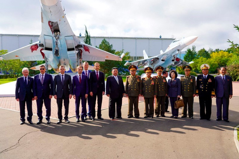 Pemimpin Korea Utara Kim Jong Un, didampingi Wakil Perdana Menteri Rusia Denis Manturov, Gubernur Wilayah Khabarovsk Mikhail Degtyarev dan pejabat lainnya, mengunjungi pabrik pembuatan pesawat di kota Komsomolsk-on-Amur di wilayah Khabarovsk, Rusia, 15 September. 2023. Pemimpin Korea Utara Kim Jong Un, didampingi Wakil Perdana Menteri Rusia Denis Manturov, Gubernur Wilayah Khabarovsk Mikhail Degtyarev dan pejabat lainnya, mengunjungi pabrik pembuatan pesawat di kota Komsomolsk-on-Amur di wilayah Khabarovsk, Rusia, 15 September. 2023. (Courtesy Governor of Russia's Khabarovsk Krai Mikhail Degtyarev Telegram Channel via REUTERS)