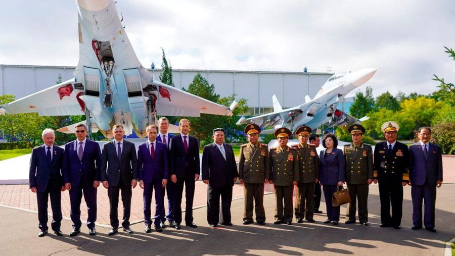 Pemimpin Korea Utara Kim Jong Un, didampingi Wakil Perdana Menteri Rusia Denis Manturov, Gubernur Wilayah Khabarovsk Mikhail Degtyarev dan pejabat lainnya, mengunjungi pabrik pembuatan pesawat di kota Komsomolsk-on-Amur di wilayah Khabarovsk, Rusia, 15 September. 2023. (Courtesy Governor of Russia's Khabarovsk Krai Mikhail Degtyarev Telegram Channel via REUTERS)