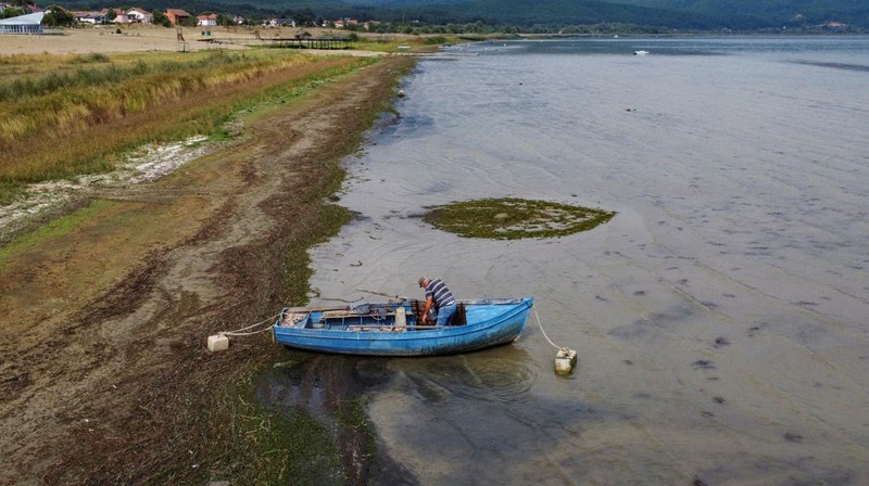 Danau Prespa yang meruipakan danau tertua di Eropa mengalami kekeringan. (REUTERS/Ognen Teofilovski)