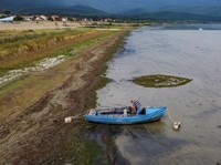 Danau Prespa yang meruipakan danau tertua di Eropa mengalami kekeringan. (REUTERS/Ognen Teofilovski)