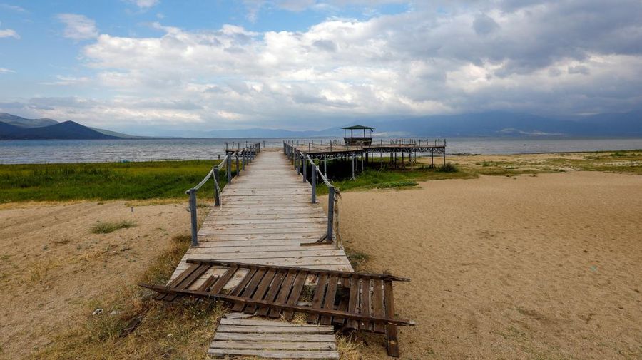 Danau Prespa yang meruipakan danau tertua di Eropa mengalami kekeringan. (REUTERS/Ognen Teofilovski)