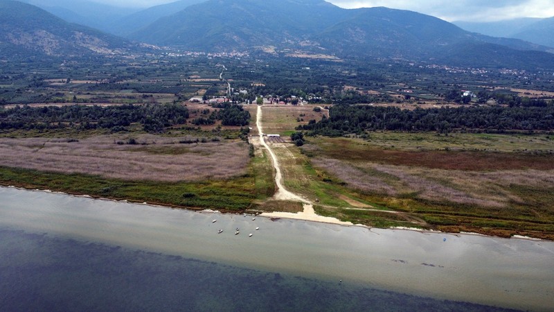 Danau Prespa yang meruipakan danau tertua di Eropa mengalami kekeringan. (REUTERS/Ognen Teofilovski) Danau Prespa yang meruipakan danau tertua di Eropa mengalami kekeringan. (REUTERS/Ognen Teofilovski)