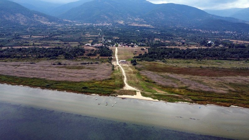 Danau Prespa yang meruipakan danau tertua di Eropa mengalami kekeringan. (REUTERS/Ognen Teofilovski)