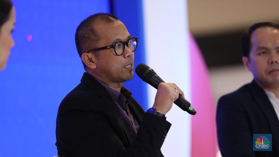 Direktur Pengembangan BEI, Jeffrey Hendrik  (tengah) dalam acara Investment Expo 2023 di Central Park Mall, Jakarta, Jum'at (15/9/2023). (CNBC Indonesia/Tri Susilo)