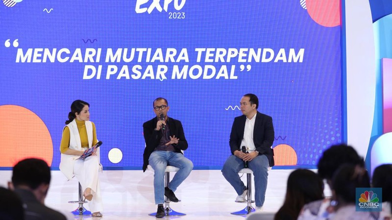 Suasana pengunjung memadati acara Investment Expo 2023 di Central Park Mall, Jakarta, Jum'at (15/9/2023). (CNBC Indonesia/Tri Susilo)