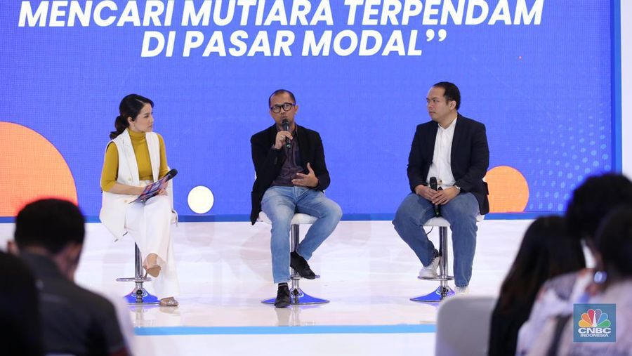 Direktur Pengembangan BEI, Jeffrey Hendrik  (tengah) dalam acara Investment Expo 2023 di Central Park Mall, Jakarta, Jum'at (15/9/2023). (CNBC Indonesia/Tri Susilo)