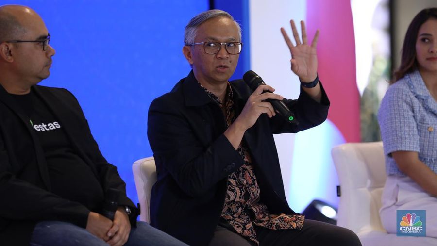 Direktur SUN DJPPR, Deni Ridwan saat berbincang berbagi pengalaman dalam acara Investment Expo 2023 di Central Park, Jakarta, Jum'at (15/9/2023). (CNBC Indonesia/Tri Susilo)