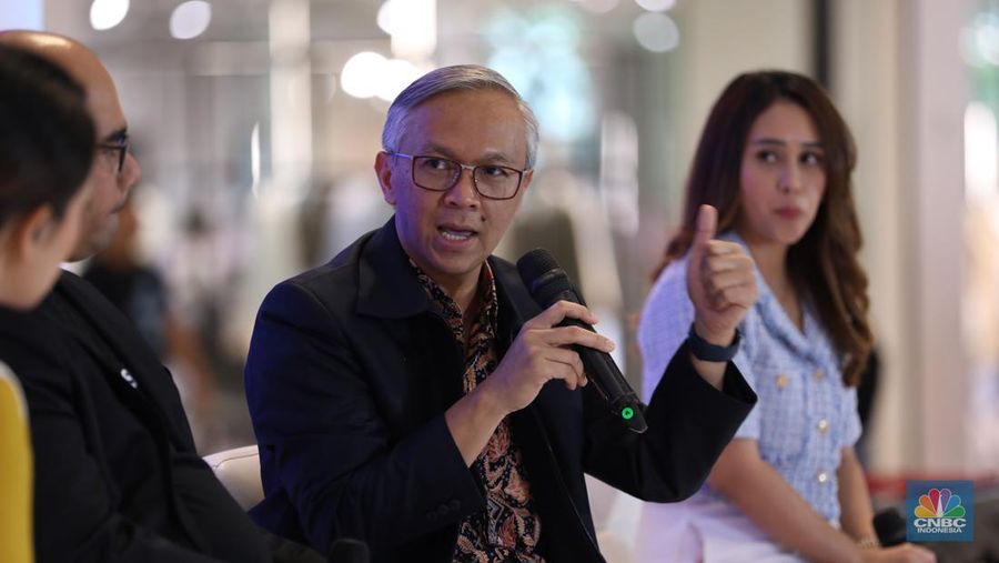 Direktur SUN DJPPR, Deni Ridwan saat berbincang berbagi pengalaman dalam acara Investment Expo 2023 di Central Park, Jakarta, Jum'at (15/9/2023). (CNBC Indonesia/Tri Susilo)