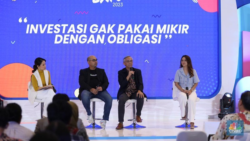 Suasana pengunjung memadati acara Investment Expo 2023 di Central Park Mall, Jakarta, Jum'at (15/9/2023). (CNBC Indonesia/Tri Susilo)