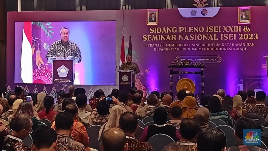 Gubernur Bank Indonesia (BI) Perry Warjiyo mewanti-wanti adanya ancaman yang bakal terjadi setidaknya dalam rentang waktu 2-3 tahun ke depan. (CNBC Indonesia/Ferry Sandi)