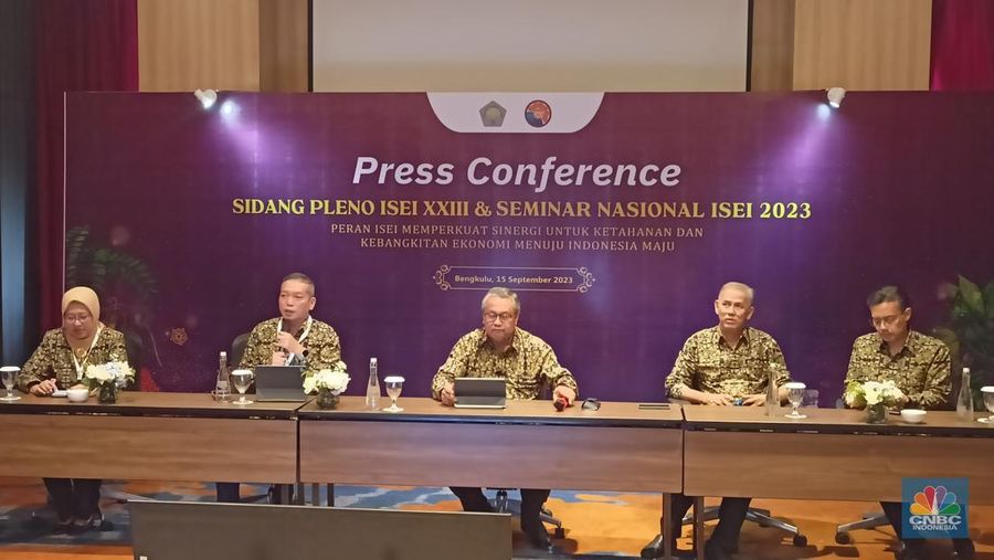 Gubernur Bank Indonesia (BI) sekaligus Ketua Umum Ikatan Sarjana Ekonomi Indonesia (ISEI) Perry Warjiyo mengungkapkan bahwa ada lima ancaman yang menghantui ekonomi global dan nasional ke depannya. (CNBC Indonesia/Ferry Sandi)