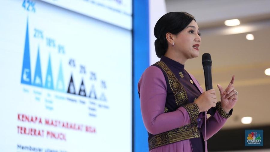 Kepala Eksekutif Pengawas Perilaku Pelaku Usaha Jasa Keuangan, Edukasi, dan Pelindungan Konsumen, Friderica Widyasari Dewi saat berbincang berbagi pengalaman dalam acara Investment Expo 2023 di Central Park, Jakarta, Jumat (15/9/2023). (վ/Tri Susilo)