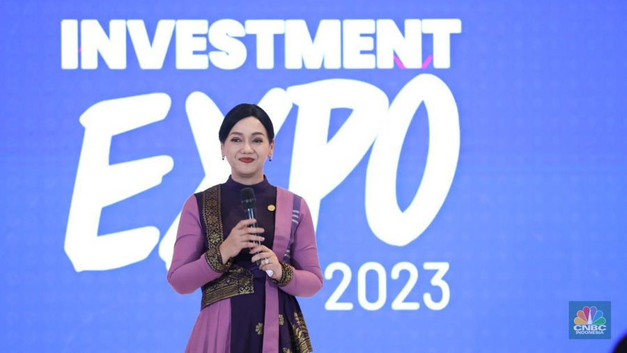 Kepala Eksekutif Pengawas Perilaku Pelaku Usaha Jasa Keuangan, Edukasi, dan Pelindungan Konsumen, Friderica Widyasari Dewi saat berbincang berbagi pengalaman dalam acara Investment Expo 2023 di Central Park, Jakarta, Jumat (15/9/2023). (²©²ÊÍøÕ¾/Tri Susilo)