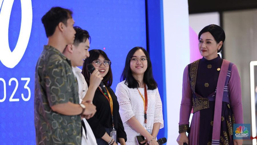 Kepala Eksekutif Pengawas Perilaku Pelaku Usaha Jasa Keuangan, Edukasi, dan Pelindungan Konsumen, Friderica Widyasari Dewi saat berbincang berbagi pengalaman dalam acara Investment Expo 2023 di Central Park, Jakarta, Jumat (15/9/2023). (CNBC Indonesia/Tri Susilo)