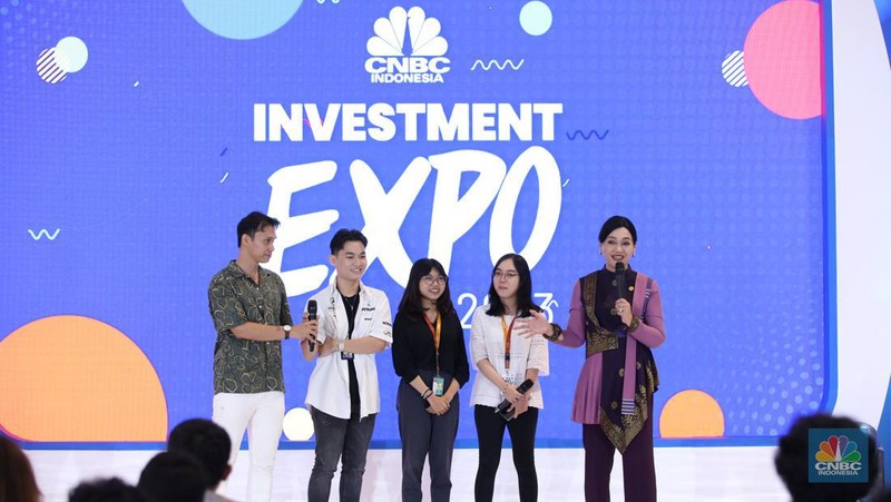 Suasana pengunjung memadati acara Investment Expo 2023 di Central Park Mall, Jakarta, Jum'at (15/9/2023). (CNBC Indonesia/Tri Susilo)