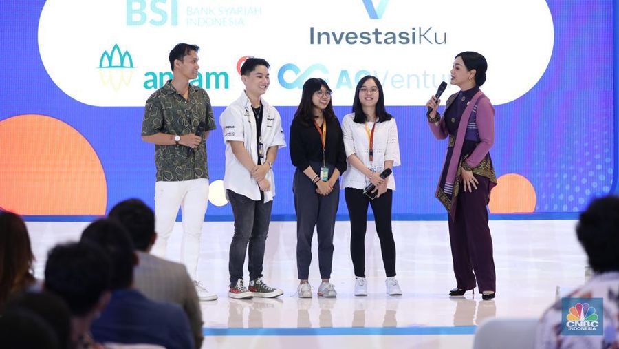 Kepala Eksekutif Pengawas Perilaku Pelaku Usaha Jasa Keuangan, Edukasi, dan Pelindungan Konsumen, Friderica Widyasari Dewi saat berbincang berbagi pengalaman dalam acara Investment Expo 2023 di Central Park, Jakarta, Jumat (15/9/2023). (CNBC Indonesia/Tri Susilo)